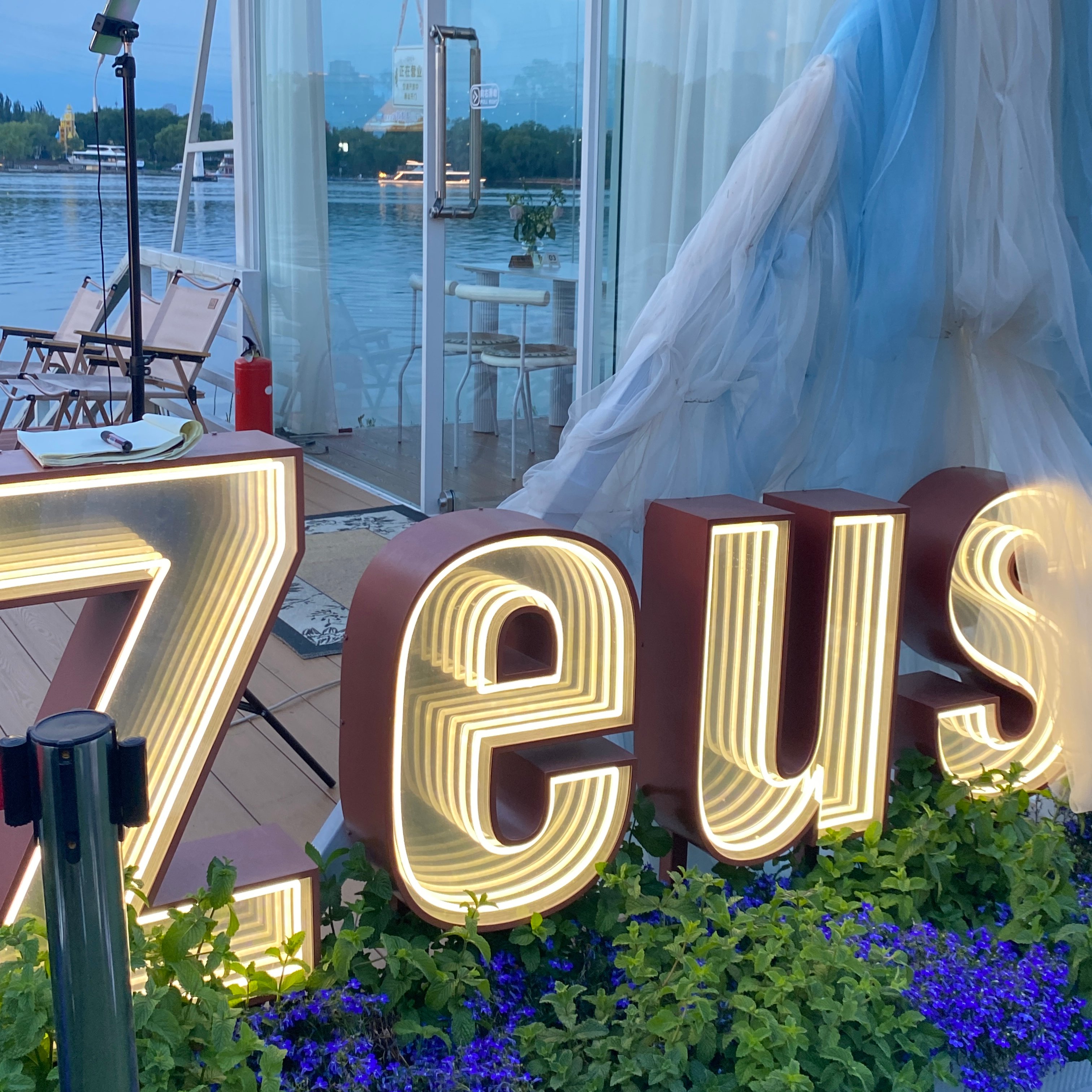 Led Abyss Magic Mirror Infinite Tunnel Mirror 3D LED Neon Creative Transparent 3D Letter Giant Letters Standing Outdoor